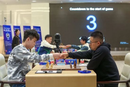 若是他们三个都是大孝子，将母亲轮番接到自己身边尽孝，那可能这三个儿子都会因为各种原因早逝，说不定最后全都死在老妇人前面。